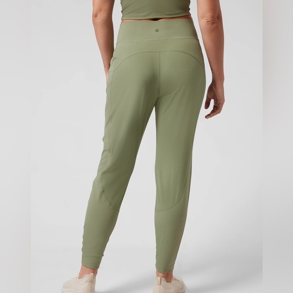 Athleta Run With It pant in Eucalyptus Olive - Picture 3 of 9